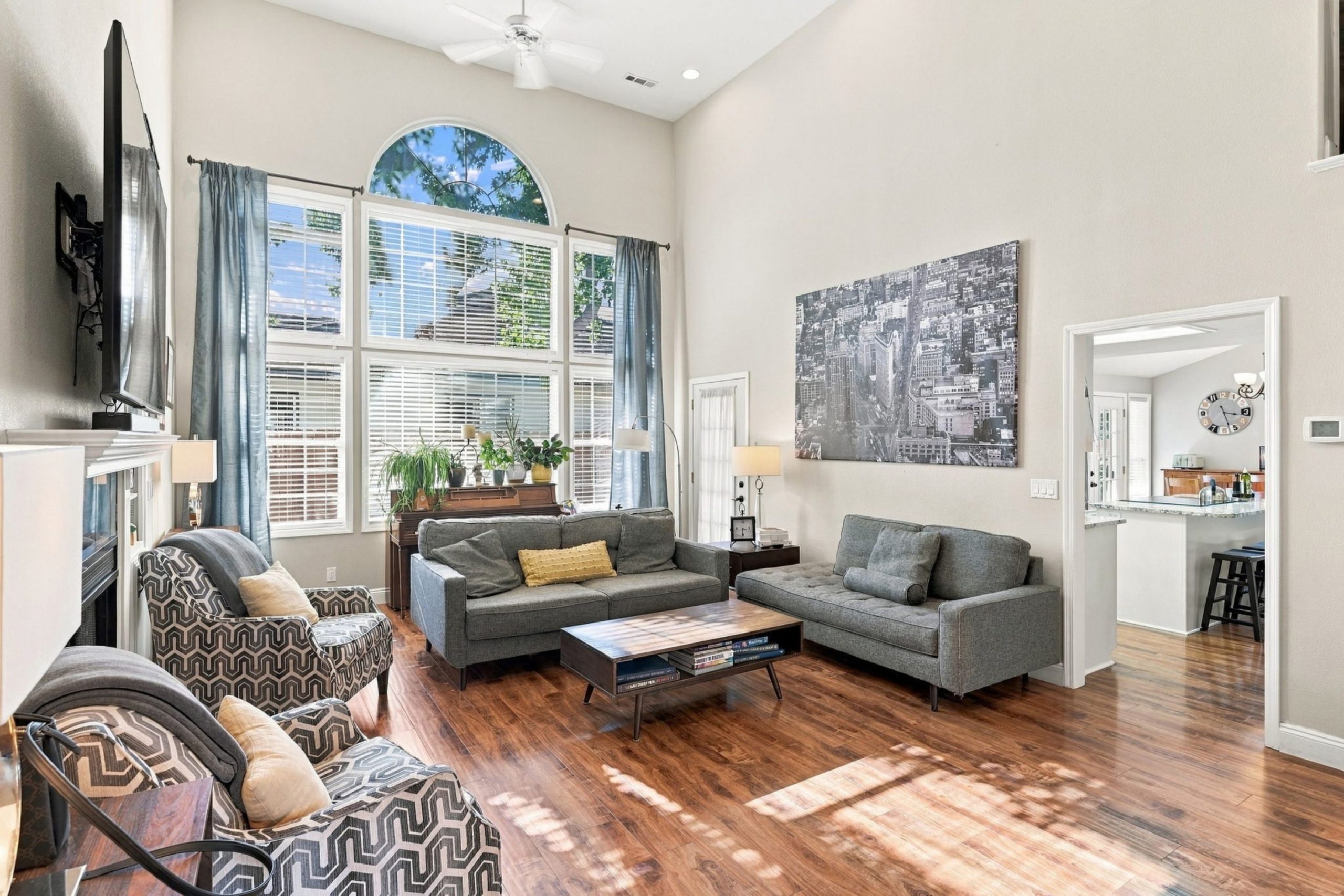 Vaulted living room with arched window at 947 Brandon Street