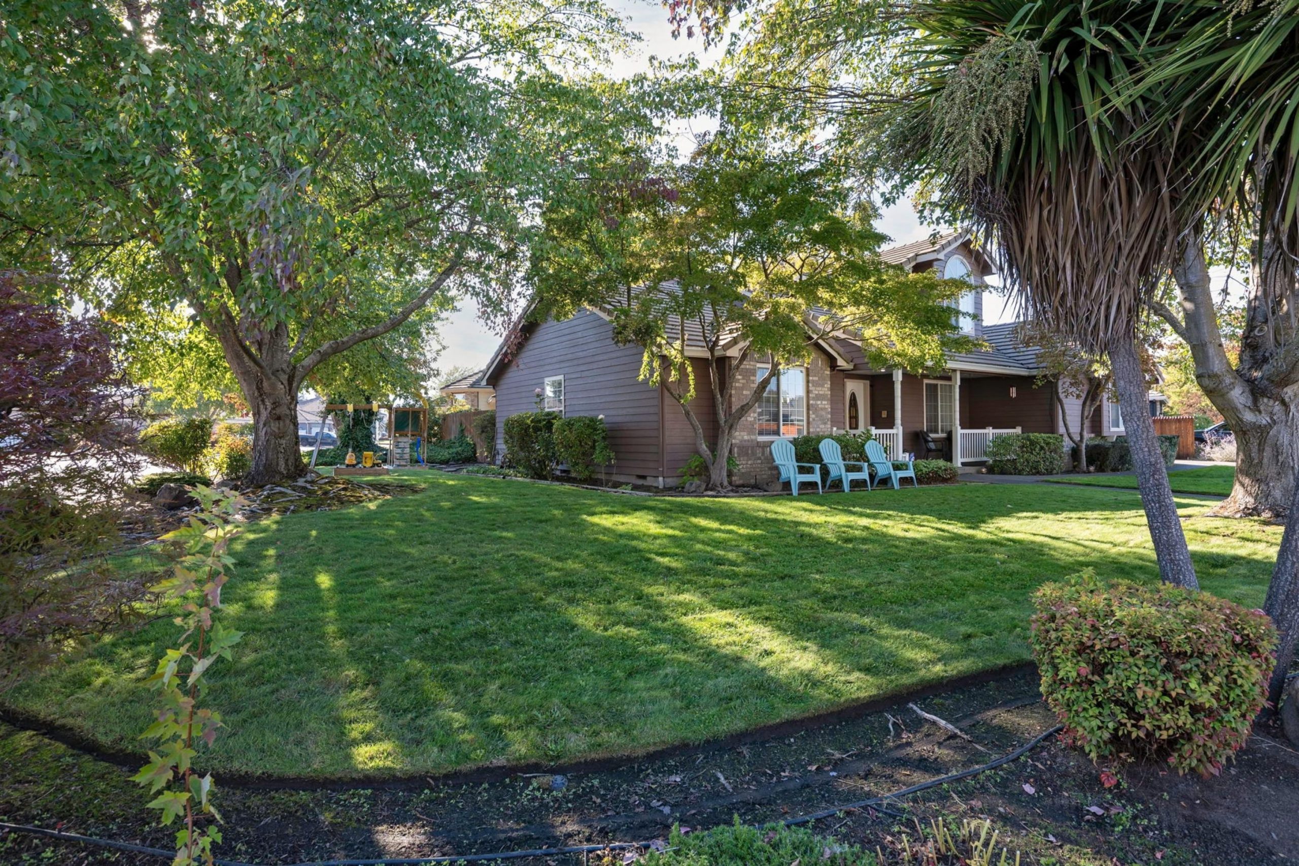 Side and front yard landscaping at 947 Brandon Street Central Point Oregon