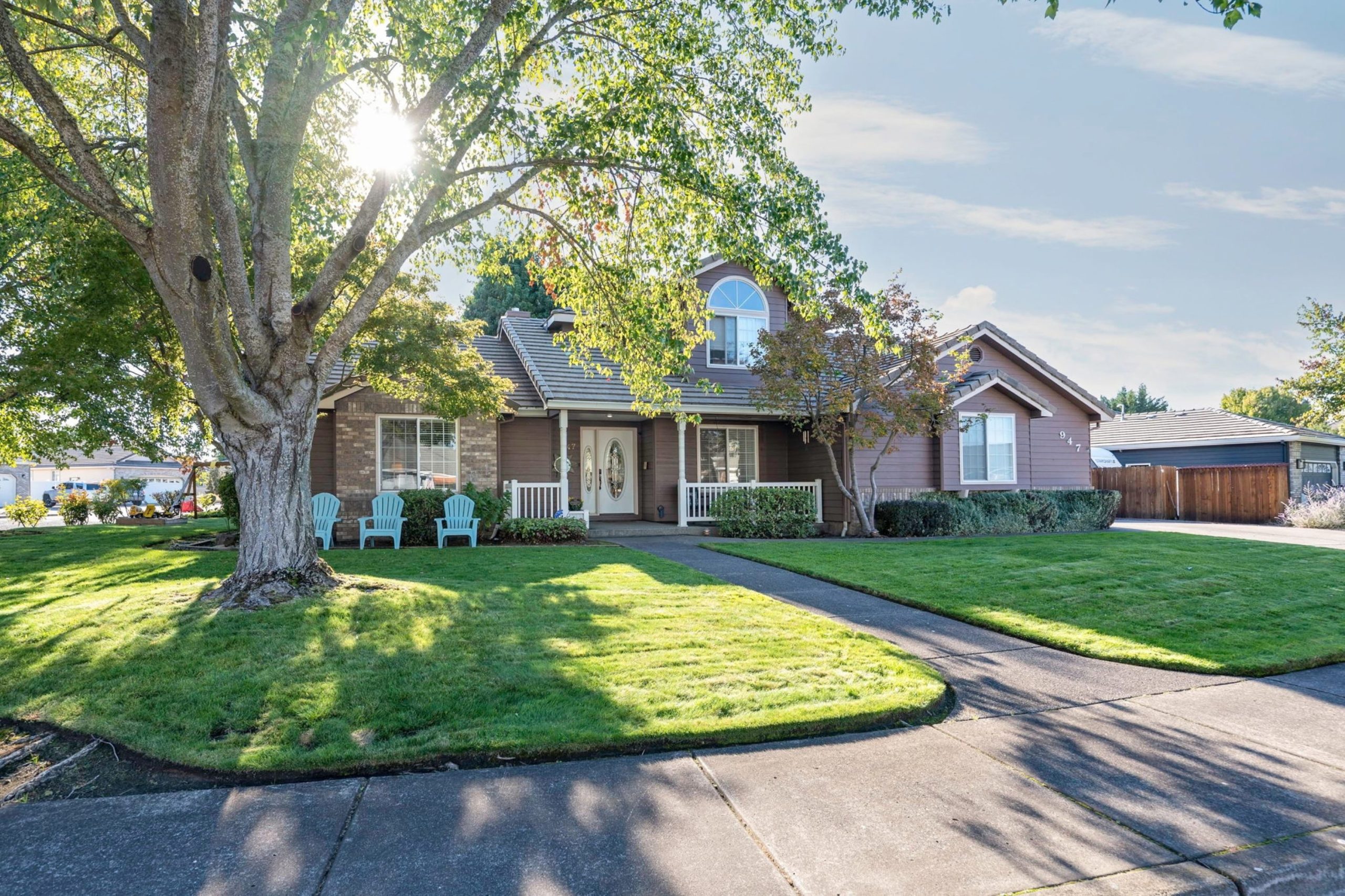Front exterior of 947 Brandon Street Craftsman home in Central Point Oregon